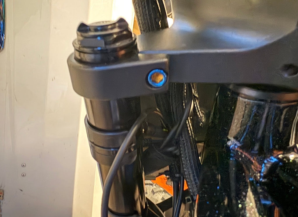 Top shock clamp bolts(2x)